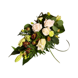 Bukett med vita rosor, liljor och gröna blad arrangerade tillsammans med små bruna blommor.